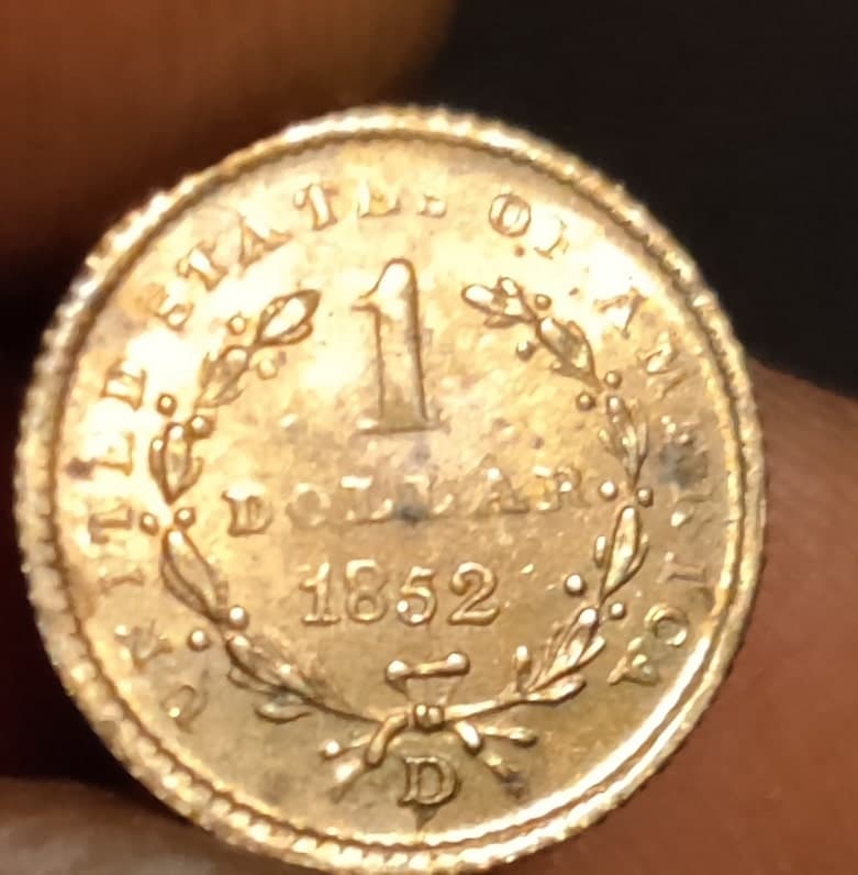 Estimation de la valeur d’une pièce de monnaie américaine d’un dollar de 1852 en excellent état