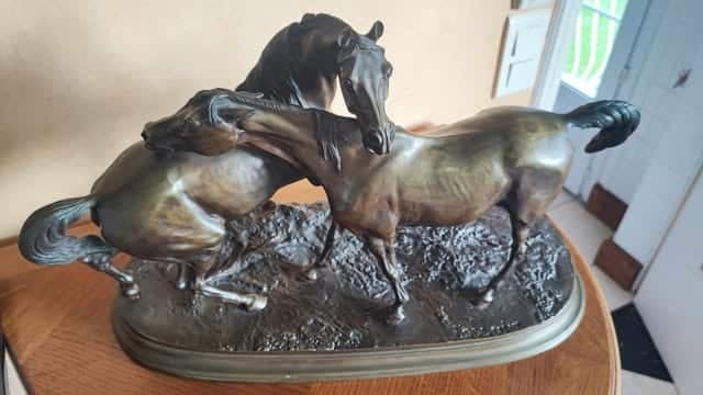 Estimation de la valeur de la sculpture ‘Accolade n°2’ réalisée par Pierre-Jules Mene, une œuvre en bronze mesurant 53 cm de longueur.