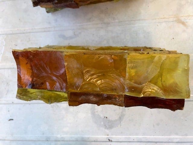 Estimation de la valeur d’un lot de deux appliques d’art brutaliste en verre jaune orange signées Jean Simon Labret