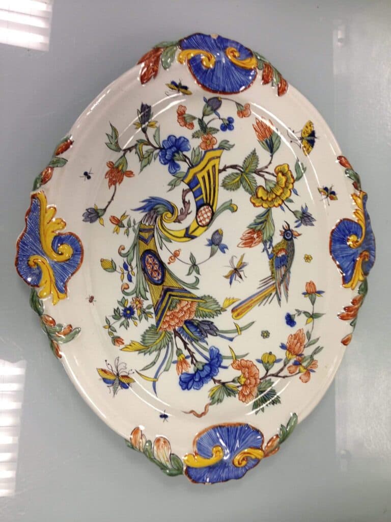 Estimation d’un plat en faïence de Rouen moderne