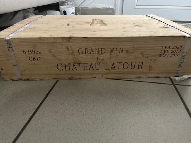 “Estimation d’une Caisse en Bois Contenant Six Bouteilles de Vin Rares du Château Latour”