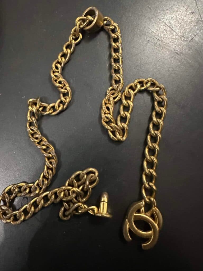 Estimation de Prix d’une Bague en Bijoux de Marque Chanel avec un Poids d’environ 50g.