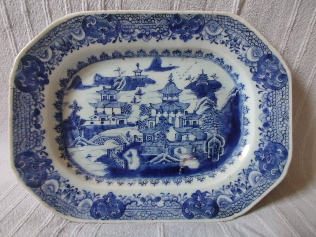 Estimation d’une assiette rectangulaire d’art asiatique avec un décor de pagode bleue en très bon état
