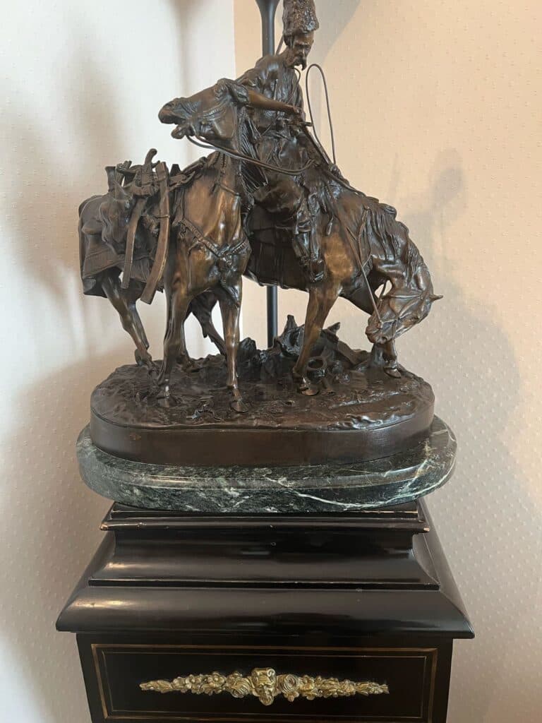 Étude artistique de l’atelier d’Evgueni Alexandrovitch Lanceray illustrant la variation de Zaporege après la bataille – Bronze sur socle en marbre vert