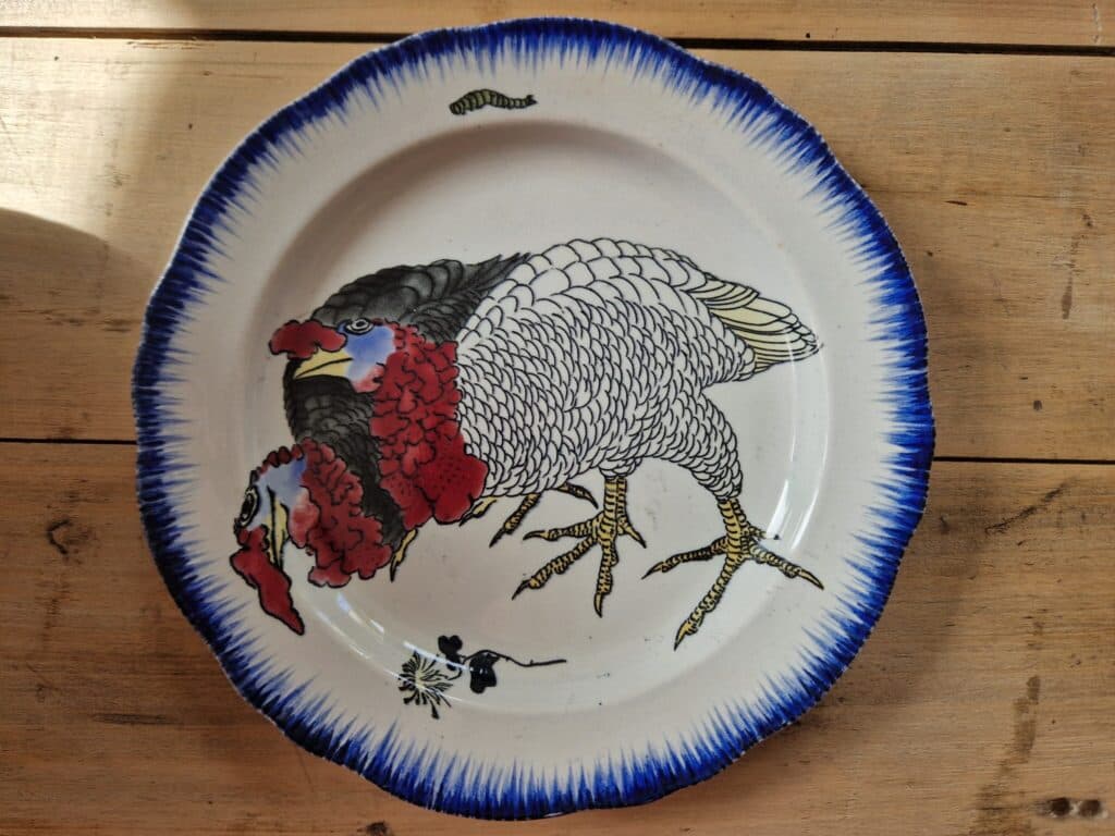 Estimation du Prix pour un Grand Service de Vaisselle Montereau en Faience avec Motifs de Volailles et Fleurs