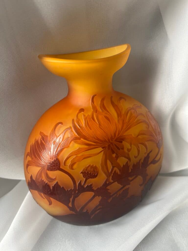 Estimation d’un vase Art Nouveau de forme globulaire signé Emile Galle aux motifs floraux gravés à l’acide