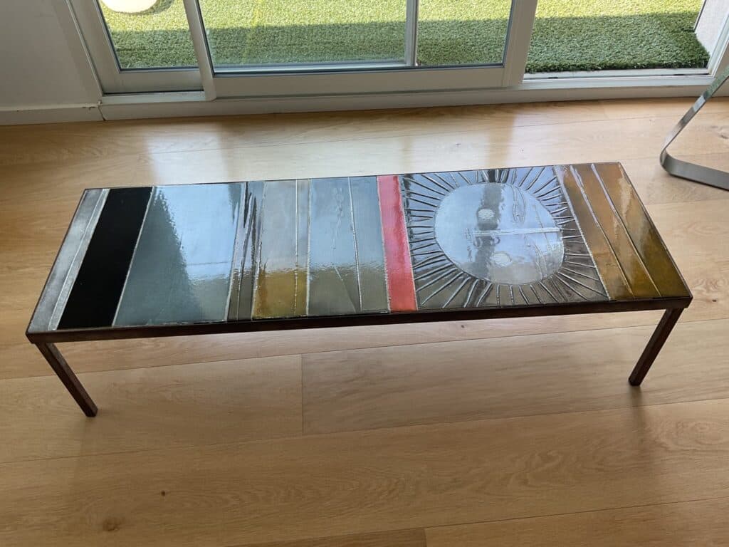 Estimation de la valeur d’une Table Basse Soleil en Céramique et Métal, signée par l’artiste de renom Roger Capron
