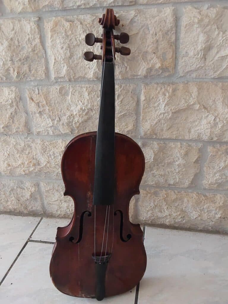 Estimation d’un violon antique magnifiquement conçu avec son arche intégrée