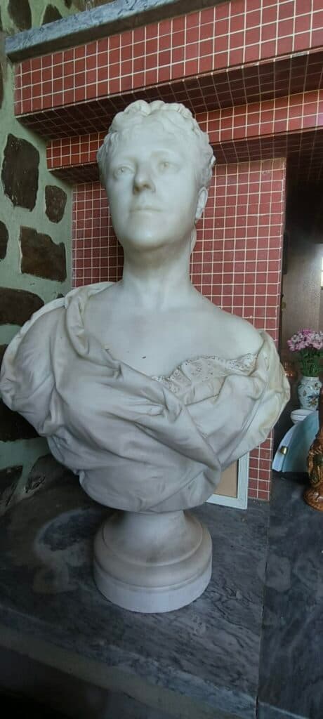 “Estimation d’une Sculpture de Buste en Marbre Blanc datant de 1880 par Jules Franceschi”