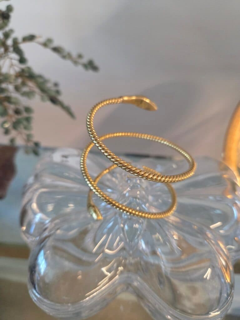 “Bracelet de style serpent anciennement fabriqué en or 18 carats datant des années 50-60 et pesant 72 grammes”