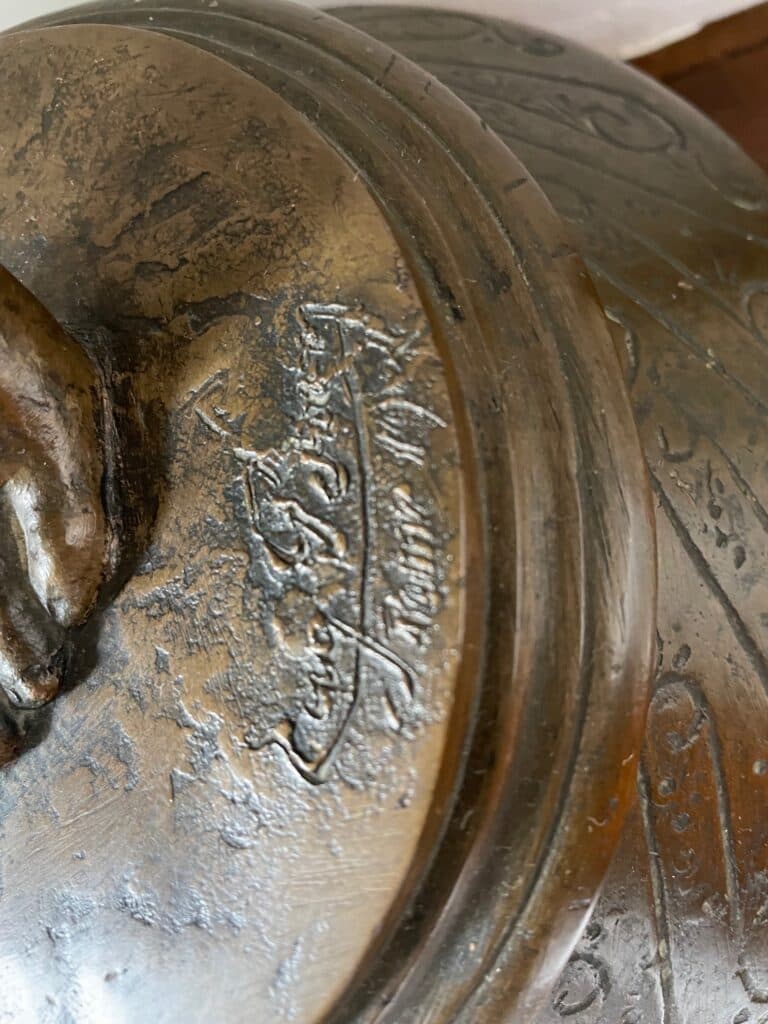 “Sculpture en bronze représentant une joueuse nue de pipeau reposant sur un socle en marbre de dimensions 65 cm et 12 cm respectivement”