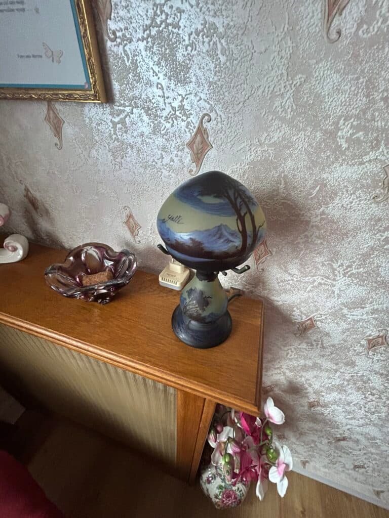 Estimation de la valeur d’une lampe de chevet signée Galle pour collectionneurs et amateurs d’art