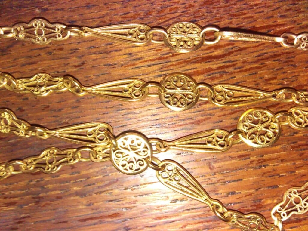 Estimation d’un somptueux sautoir ancien filigrane en or jaune 18k de grande longueur
