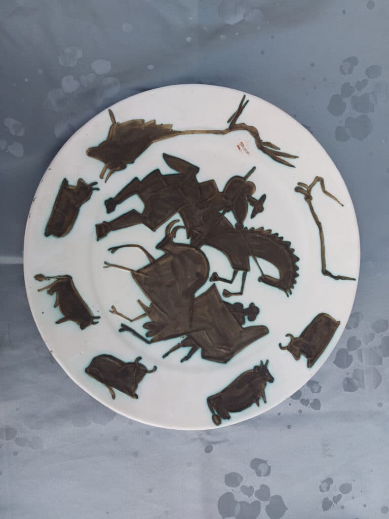Estimation de la valeur de la céramique moderne “Corrida” de Pablo Picasso, une authentique pièce Madoura ornant une assiette décorative en faïence