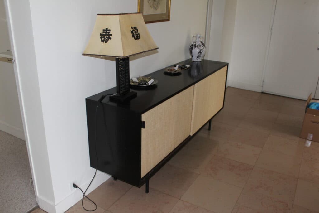 Estimation de la valeur d’un Buffet en bois de placage conçu par Florence Knoll avec deux portes coulissantes, modèle 116