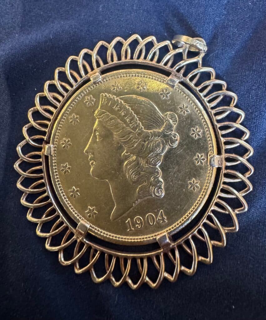 “Estimation d’une somptueuse pièce de monnaie américaine de 1904, transformée en bijou pendentif de 22 carats”