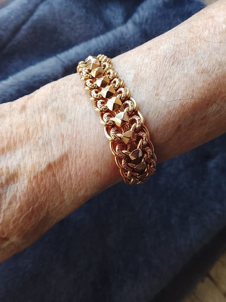 Estimation de la valeur d’un bracelet en maille d’or 18 carats datant des années 70 pesant 15g sans facture ni certificat