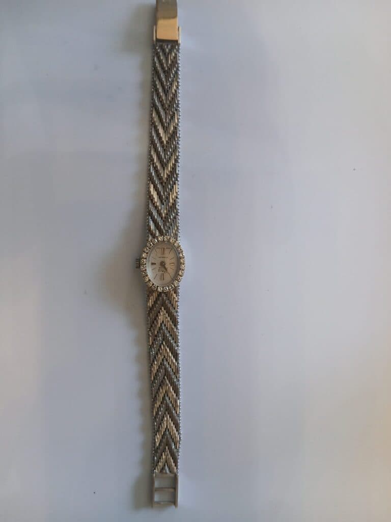 Estimation de la Valeur d’une Montre en Or Blanc Incrustée de Diamants Scintillants