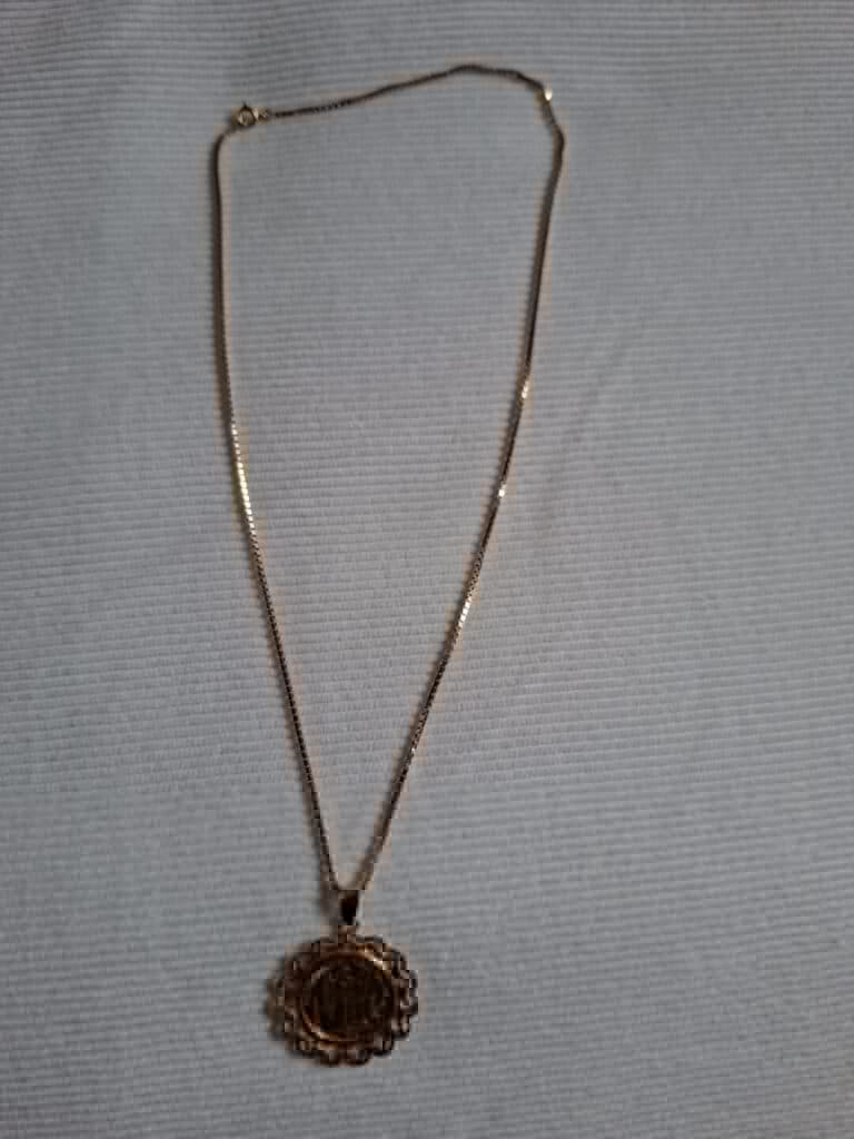 Estimation d’une bague bijou unique avec une pièce de 20 francs en or montée en pendentif et une chaîne en or, poids total de 17 grammes