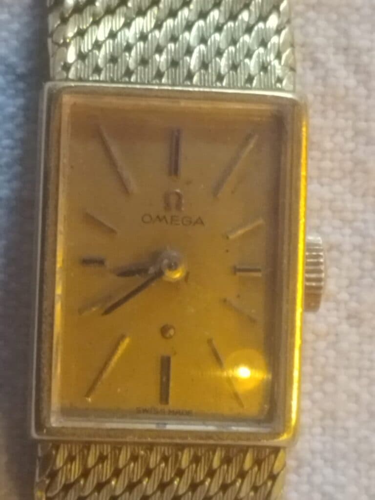 Estimation de la valeur d’une montre Omega en or pour femme pesant 40g
