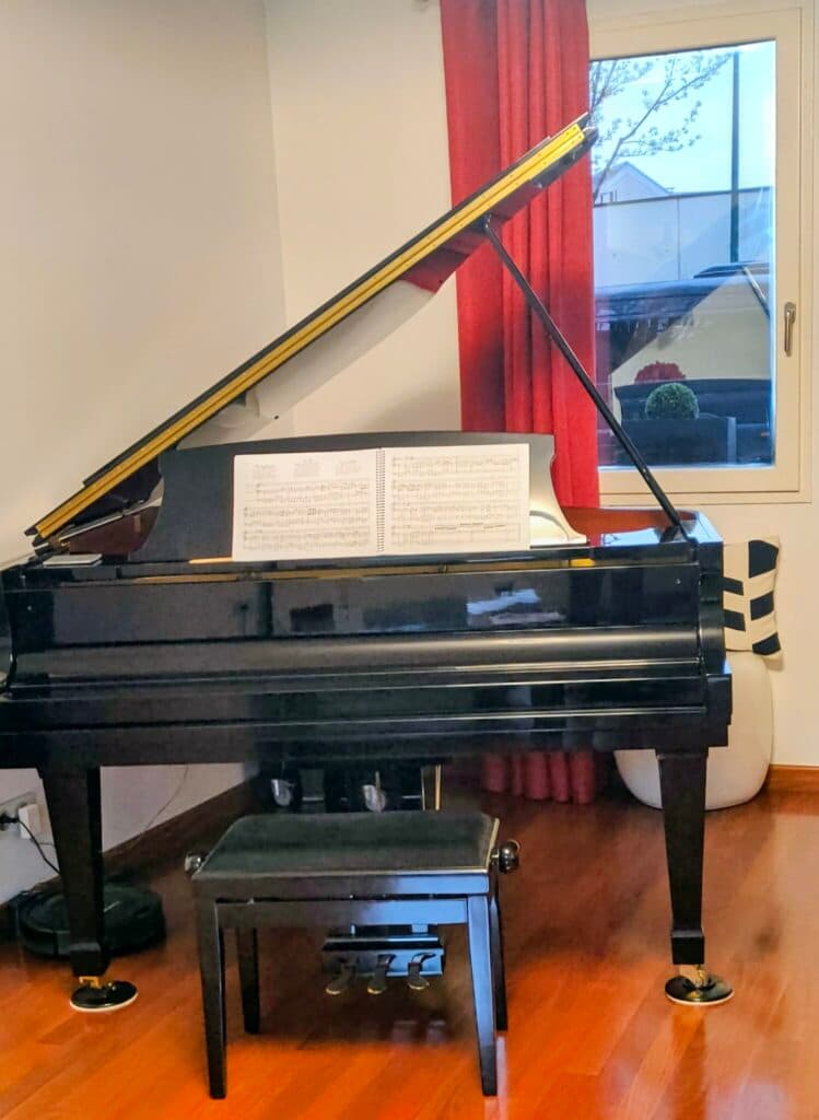 Estimation de la valeur d’un piano Boston modèle 163 en vernis noir, signé Steinway, avec numéro de série 119312 en excellent état.