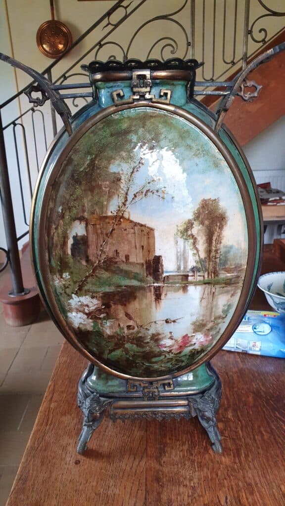 Estimation d’une Paire de Grands Vases en Céramique et Bronze avec Décor de Tête d’Éléphant – Œuvre de DG avec Motifs Impressionnistes de Moulins