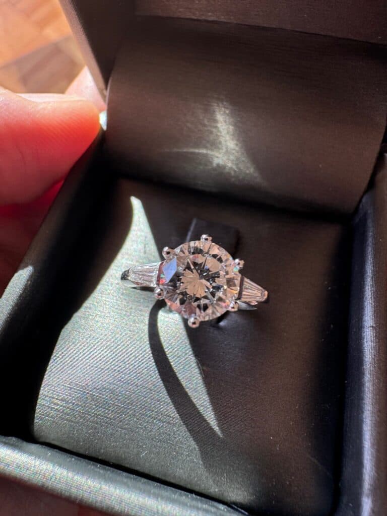 “Estimation d’une élégante bague en or gris massif avec diamant solitaire de 1.79ct et accents de diamants trapèze”