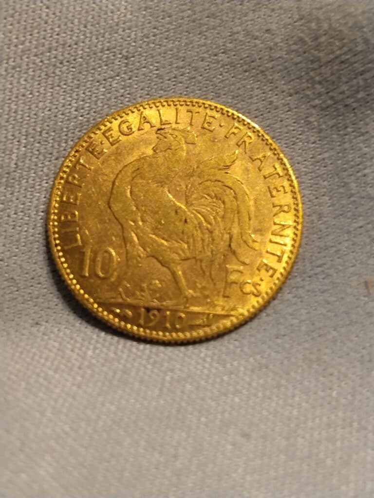 Estimation de la valeur d’une monnaie en or de 10 francs à l’effigie du Coq et de Marianne datée de 1910