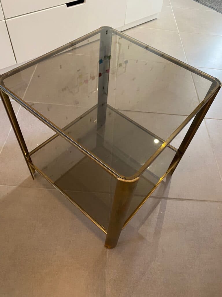 Table basse en verre fumé et métal bronze au design épuré et moderne