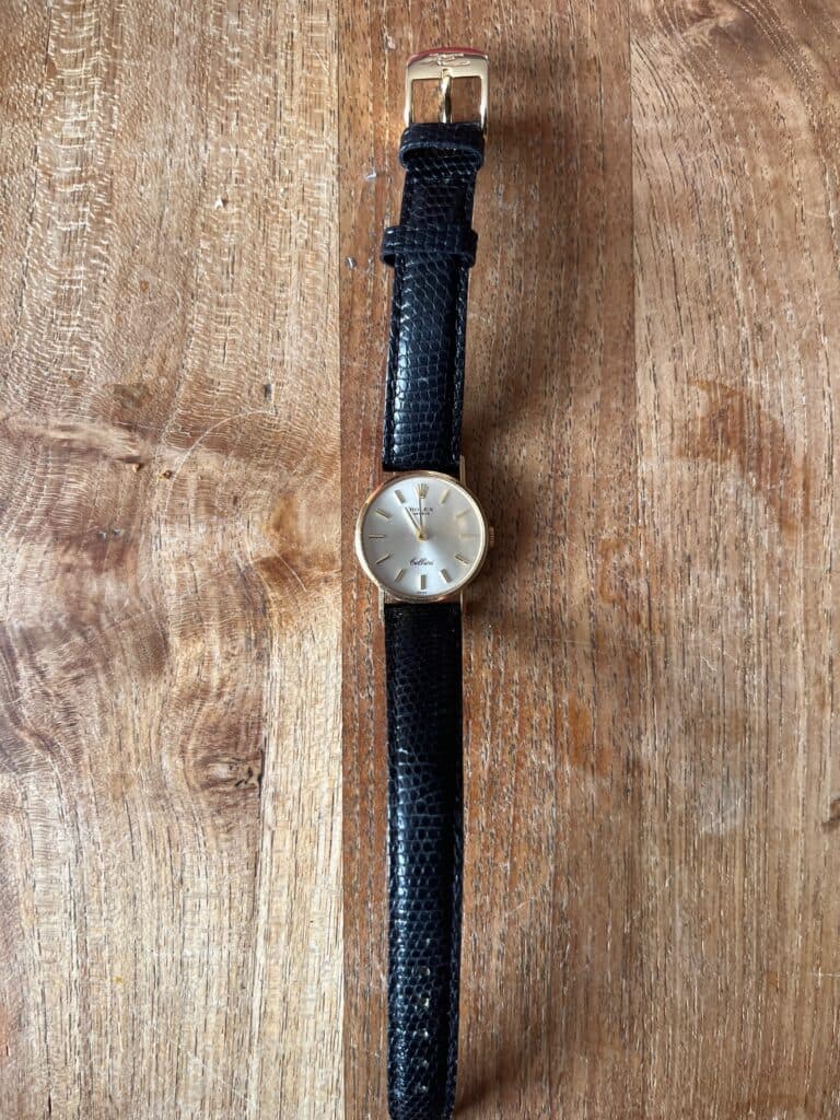 Estimation d’une montre femme Rolex Cellini avec cadran doré et bracelet cuir Estimation d’une montre femme Rolex Cellini avec cadran doré et bracelet cuir