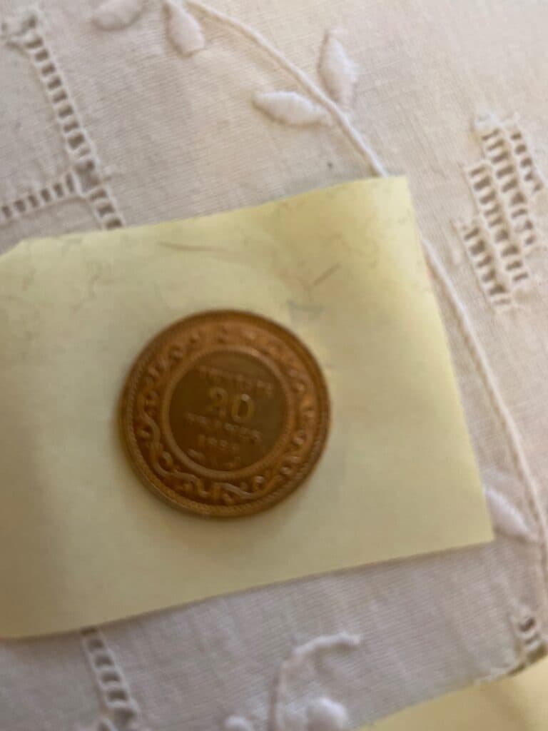 Estimation de trois pièces anciennes en métal doré : pesos et rouble Estimation de trois pièces anciennes en métal doré : pesos et rouble