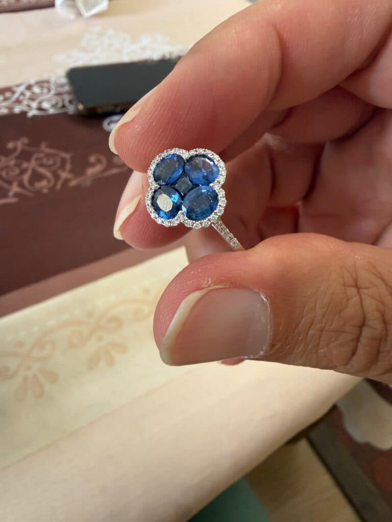 Estimation d’une bague en or blanc avec saphir et diamants Estimation d’une bague en or blanc avec saphir et diamants
