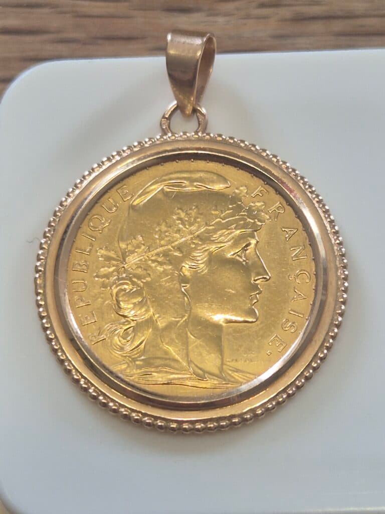 Estimation d’une pièce dorée de 1914 montée sur médaillon Estimation d’une pièce dorée de 1914 montée sur médaillon