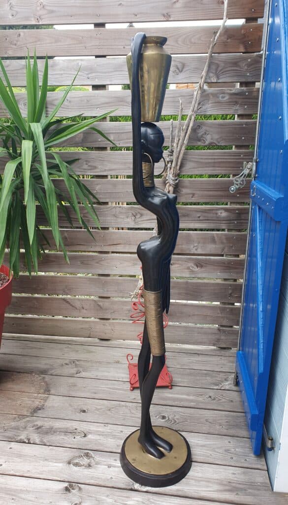 Estimation d’une statue en métal représentant une femme avec un vase Estimation d’une statue en métal représentant une femme avec un vase