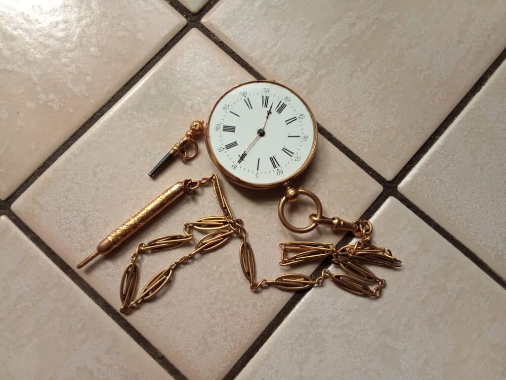 Estimation d’une montre à gousset à cylindre avec 8 rubis et verre brisé Estimation d’une montre à gousset à cylindre avec 8 rubis et verre brisé