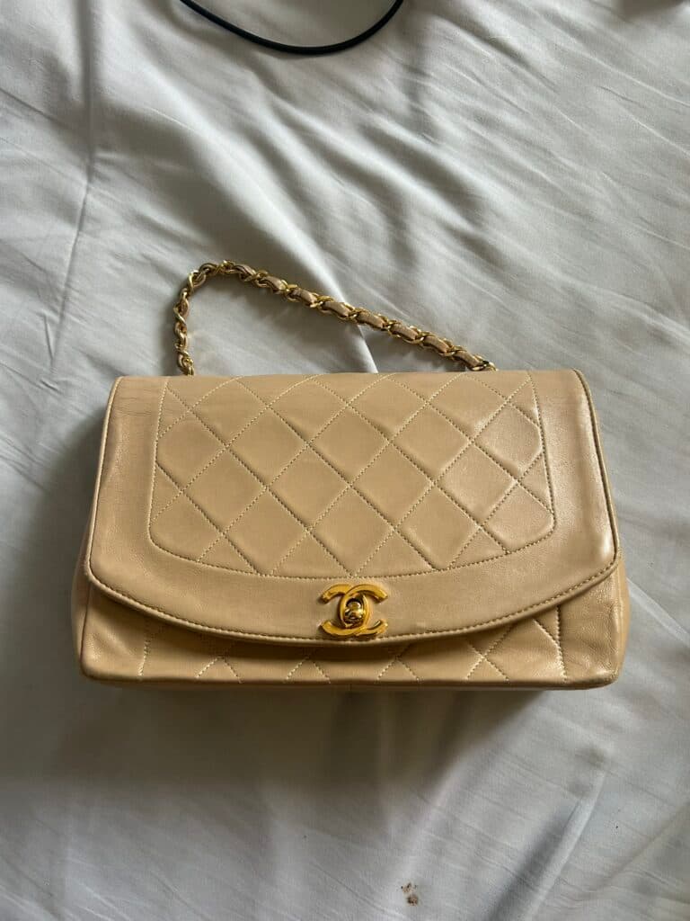 Estimation d’un sac Chanel Timeless beige en bon état, détails plaqués or Estimation d’un sac Chanel Timeless beige en bon état, détails plaqués or