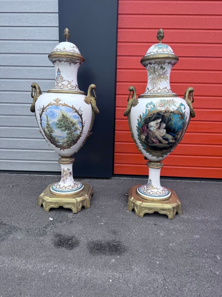 Estimation de paire de vases monumentaux en porcelaine style Sèvres Estimation de paire de vases monumentaux en porcelaine style Sèvres