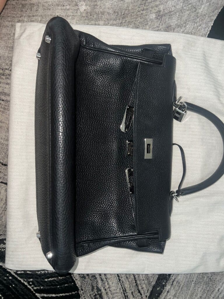 Estimation d’un sac à main en cuir noir grainé Hermès Paris vintage Estimation d’un sac à main en cuir noir grainé Hermès Paris vintage