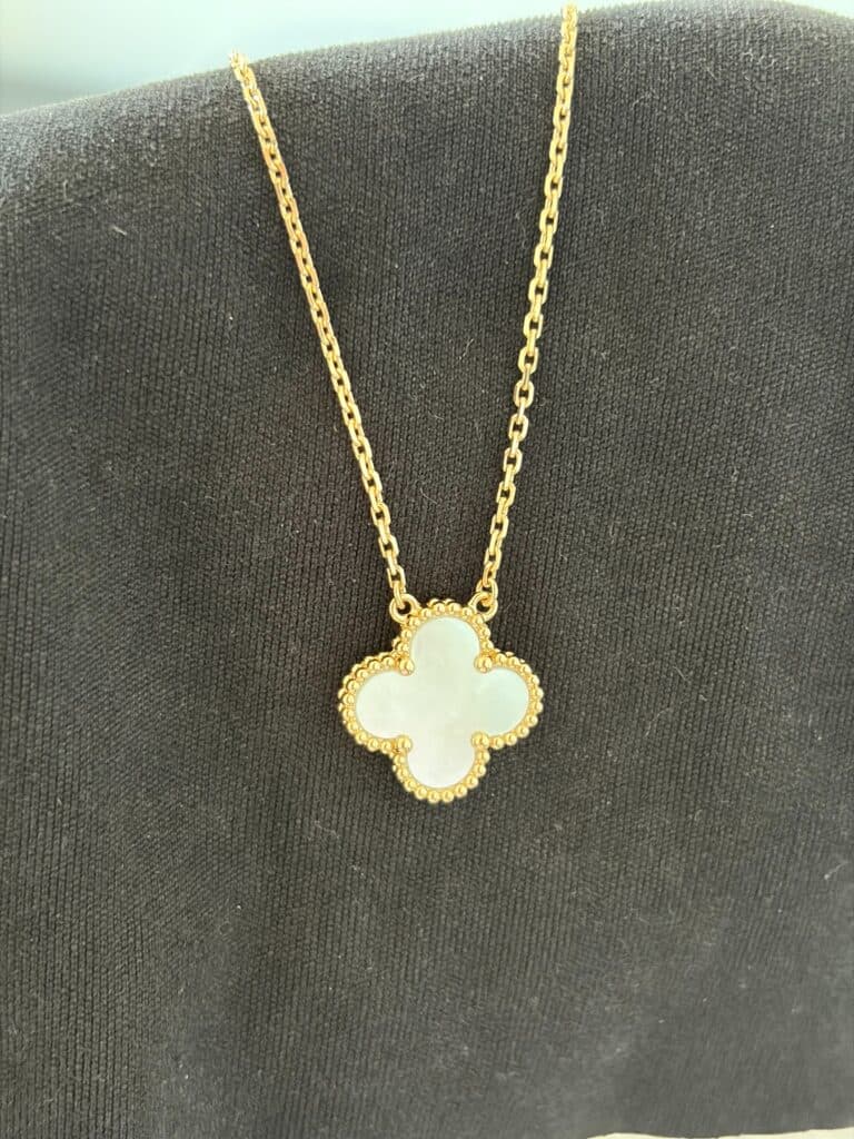 Estimation d’un pendentif Van Cleef & Arpels Alhambra en or jaune et nacre Estimation d’un pendentif Van Cleef & Arpels Alhambra en or jaune et nacre