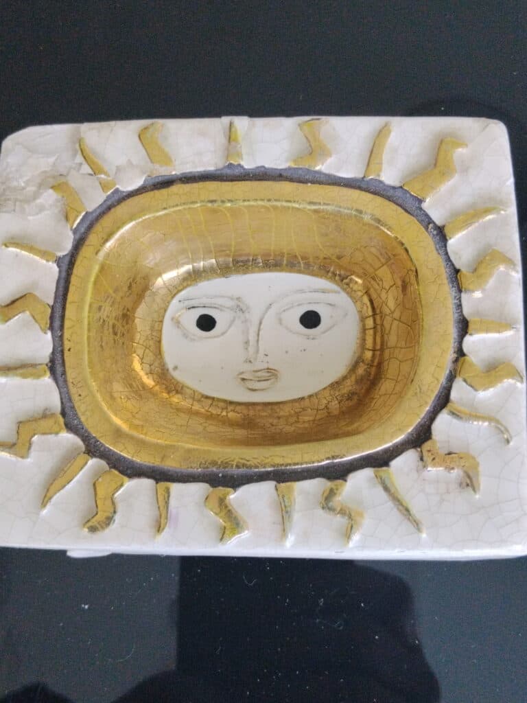 Évaluation d’un cendrier en céramique craquelé au motif de soleil doré Évaluation d’un cendrier en céramique craquelé au motif de soleil doré