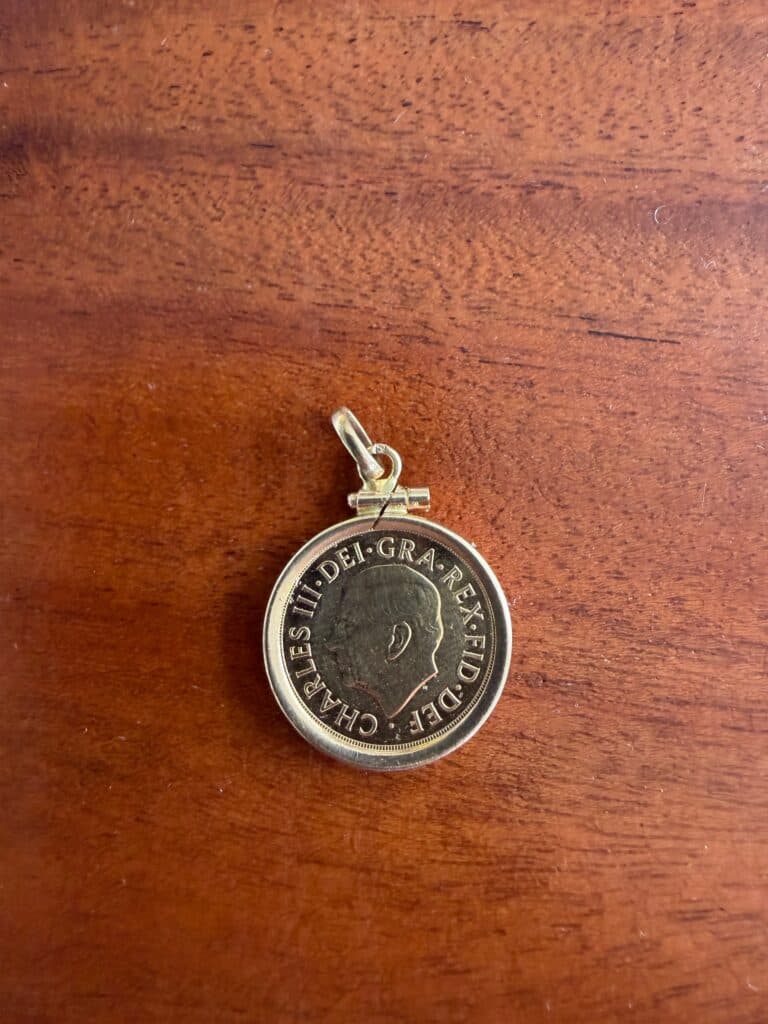 Estimation d’une médaille en or de Charles III : valeur et historique Estimation d’une médaille en or de Charles III : valeur et historique