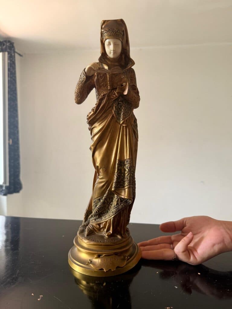 Évaluation d’une statue liseuse en bronze doré avec défauts Évaluation d’une statue liseuse en bronze doré avec défauts