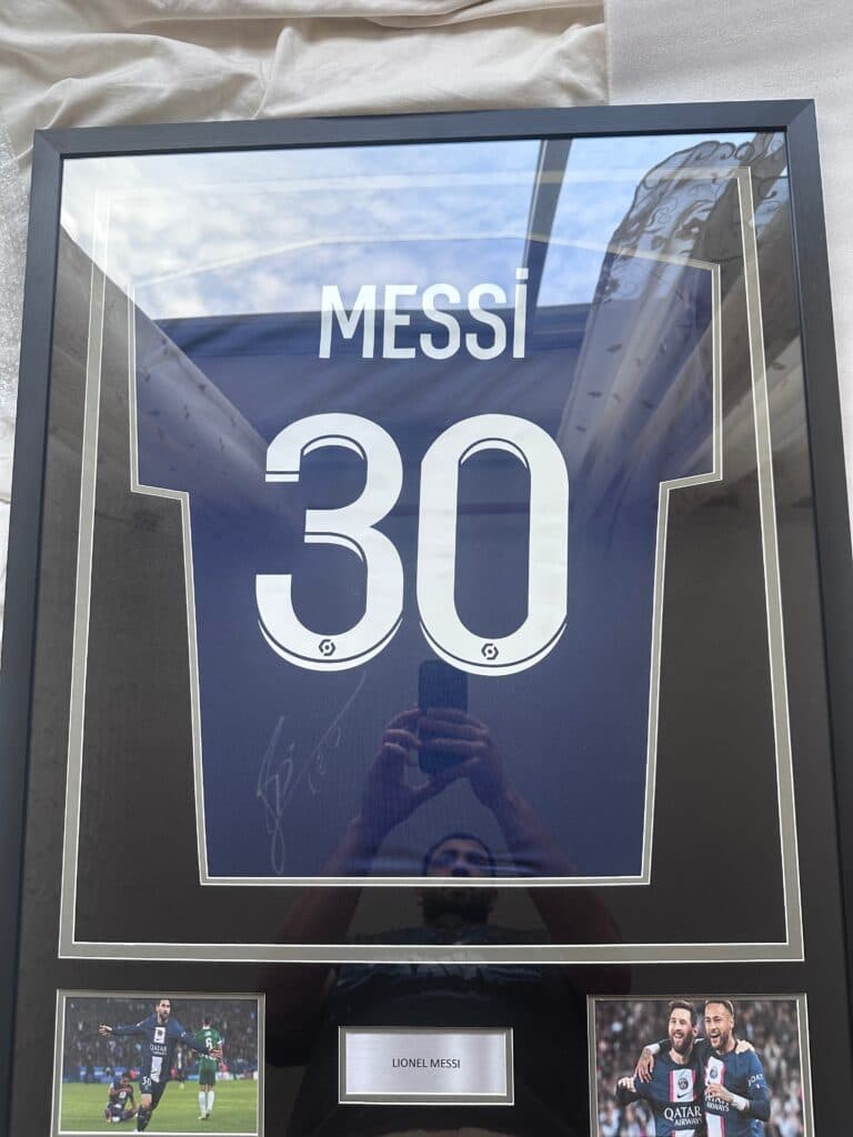 Estimation de maillots signés Messi et Neymar du PSG saison 2022/2023 Estimation de maillots signés Messi et Neymar du PSG saison 2022/2023