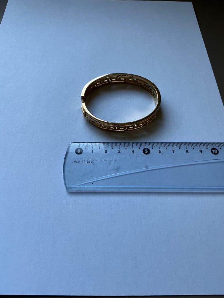 Estimation d’un bracelet Guy Laroche avec pierres et poinçons Estimation d’un bracelet Guy Laroche avec pierres et poinçons