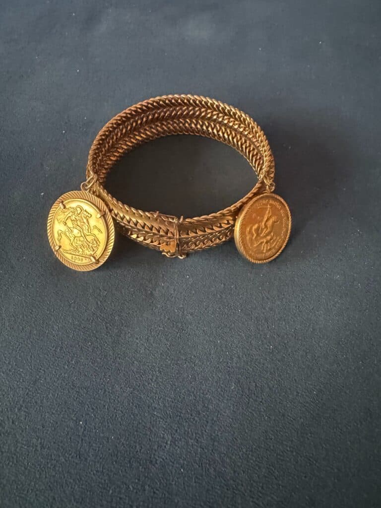 Estimation d’un bracelet en mailles dorées avec pendentifs pièce Estimation d’un bracelet en mailles dorées avec pendentifs pièce