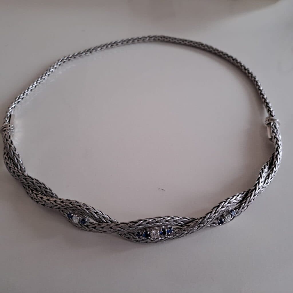 Estimation d’un collier-bracelet en or blanc 18K avec saphirs et diamants Estimation d’un collier-bracelet en or blanc 18K avec saphirs et diamants