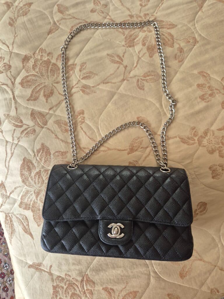 Estimation d’un sac à main Chanel noir en cuir grainé avec chaîne dorée Estimation d’un sac à main Chanel noir en cuir grainé avec chaîne dorée