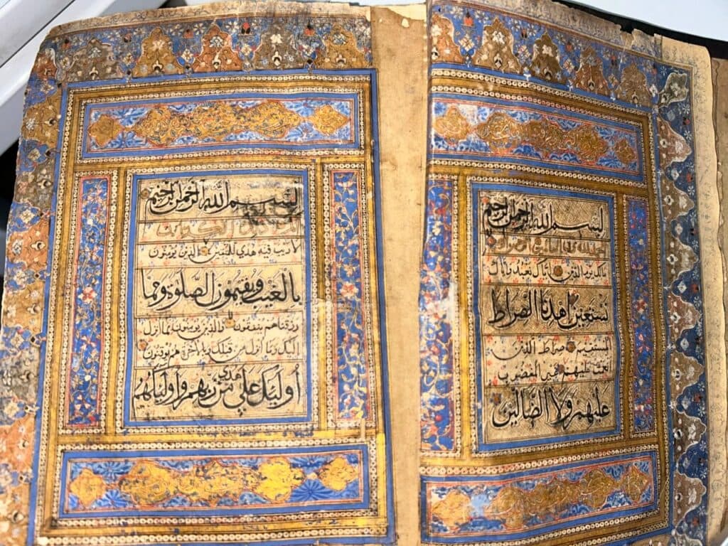Manuscrit du Saint Coran enluminé du XVIIe siècle : une œuvre rare et précieuse Manuscrit du Saint Coran enluminé du XVIIe siècle : une œuvre rare et précieuse